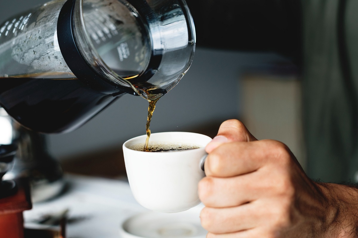 Você deve beber água antes de beber café ou depois? - reprodução