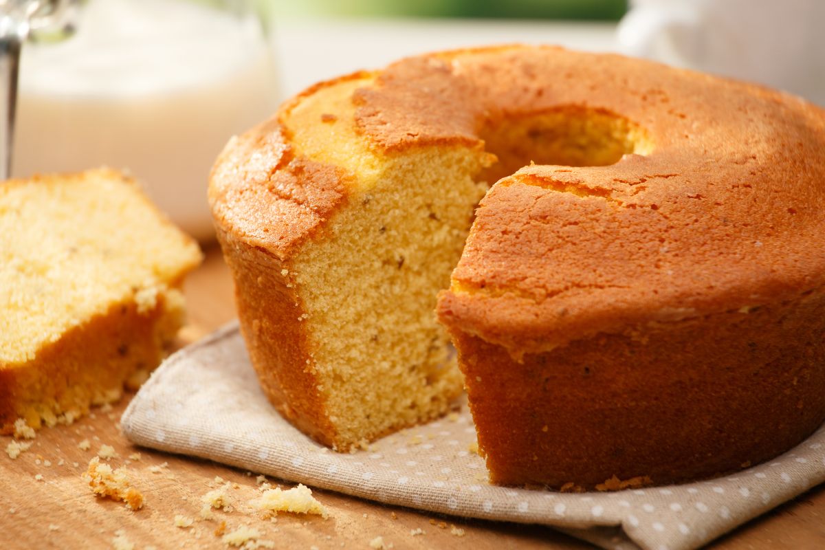 Como fazer Bolo de Massa Pronta Fofinho (em 5 Minutos!)