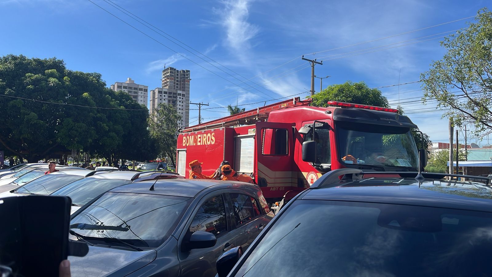 Funcionários evacuam prédio da Prefeitura de Palmas devido a disparo repetido do alarme de incêndio nesta segunda-feira, 29