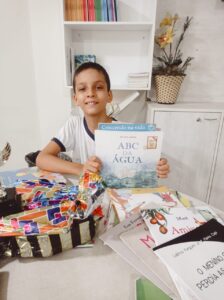 Aluno de apenas 9 anos lê 33 livros em um mês e se destaca em projeto de leitura