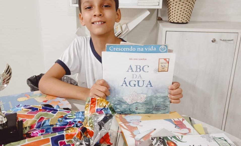 Aluno de apenas 9 anos lê 33 livros em um mês e se destaca em projeto de leitura