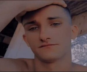 Jovem morre após sofrer choque elétrico por usar celular conectado a tomada desprotegida