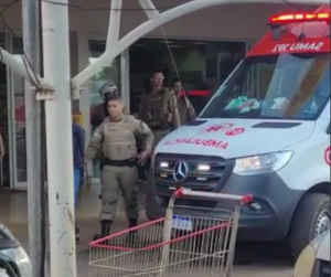 Mulher de 21 anos sofre ferimento no pescoço após ser atacada em banheiro de supermercado