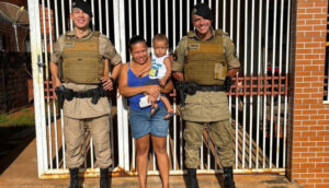 Policiais visitam o pequeno Enzo logo após o atendimento que salvou sua vida. - Foto: Ascom 10º BPM