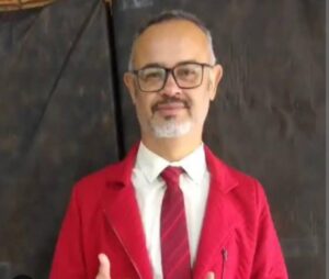 Polícia prende suspeito de matar professor com 38 facadas