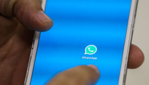 Imagem de uma tela de celular com o WhatsApp