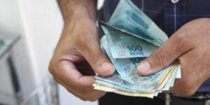 CONFIRMADO 13º SALÁRIO é adiantado e poderá ser SACADO ainda este mês por esses trabalhadores