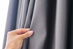 Campinas, sábado, 20 de maio, por Bruna Vaz - A cortina blackout é ótima para bloquear a luz e ajudar a dormir melhor, mas com o tempo, elas podem acumular poeira e sujeira, perdendo sua aparência e eficiência. Mas limpar uma cortina blackout pode parecer um desafio, especialmente se você quiser evitar amassados indesejados. Neste artigo do JusTocantins, vamos te dar algumas dicas essenciais para limpar sua cortina blackout de forma eficiente, mantendo-a limpa e sem amassados. Cortina Blackout - Reprodução Canva veja agora: 5 espécies de plantas medicinais fáceis de cultivar em casa Cortina Blackout: como limpar sem amassar ou danificar Uma maneira simples de manter sua cortina blackout limpa é aspirá-la regularmente. Use o bico com escova macia do aspirador de pó e passe suavemente por toda a superfície da cortina para remover poeira acumulada. A maioria das cortinas blackout é recomendada para limpeza a seco. Siga as instruções do fabricante e leve a cortina para uma empresa especializada. Eles têm o conhecimento e os produtos adequados para limpar a cortina sem danificar o tecido e evitar amassados. Se você notar manchas específicas em sua cortina blackout, você pode tratá-las individualmente. Use um pano branco e limpo umedecido em uma solução suave de detergente e água. Esfregue suavemente a área afetada e, em seguida, limpe com um pano úmido para remover o excesso de detergente. Certifique-se de testar a solução em uma área discreta antes de aplicá-la na mancha. Se você decidir lavar sua cortina blackout em casa, siga as instruções do fabricante para obter os melhores resultados. Use um ciclo delicado de lavagem com água fria e um detergente suave. Evite torcer a cortina e, em vez disso, pendure-a para secar naturalmente, de preferência no sol. Veja agora: Plantas pendentes: como decorar sua casa com esses cachos verdes Se você seguir essas dicas não terá problemas na hora de limpar a sua cortina. Além disso, na hora de colocar secar, estenda sem amassá-la, pois poderá ficar marcada onde você deixar dobrado. E aí gostou das dicas? Deixe nos nossos comentários a sua opinião!