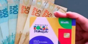Dinheiro na mão Usuários do BOLSA FAMÍLIA podem comemorar novos aumentos no salário