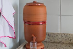 Como limpar filtro de barro sem sujar a água com esta dica simples e eficaz