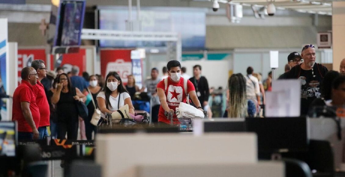 Pessoas chegando ao aeroporto