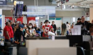 Pessoas chegando ao aeroporto