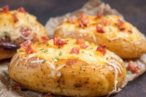Batata recheada com bacon - Reprodução do Canva