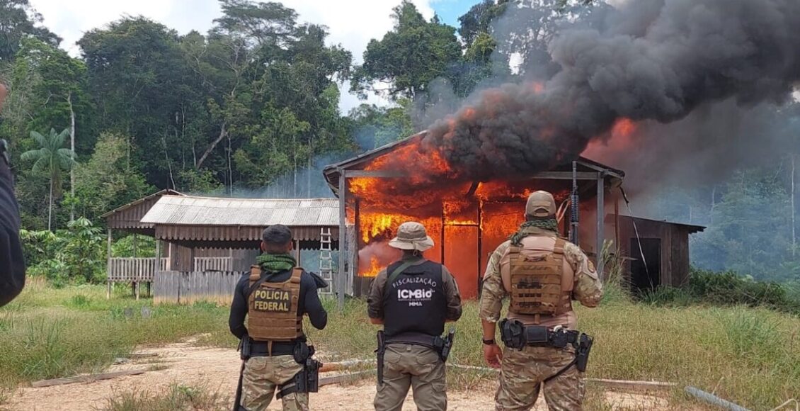 Operação policial, casa queimando