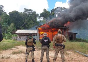 Operação policial, casa queimando