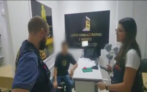 Imobiliária, pessoas ao fundo