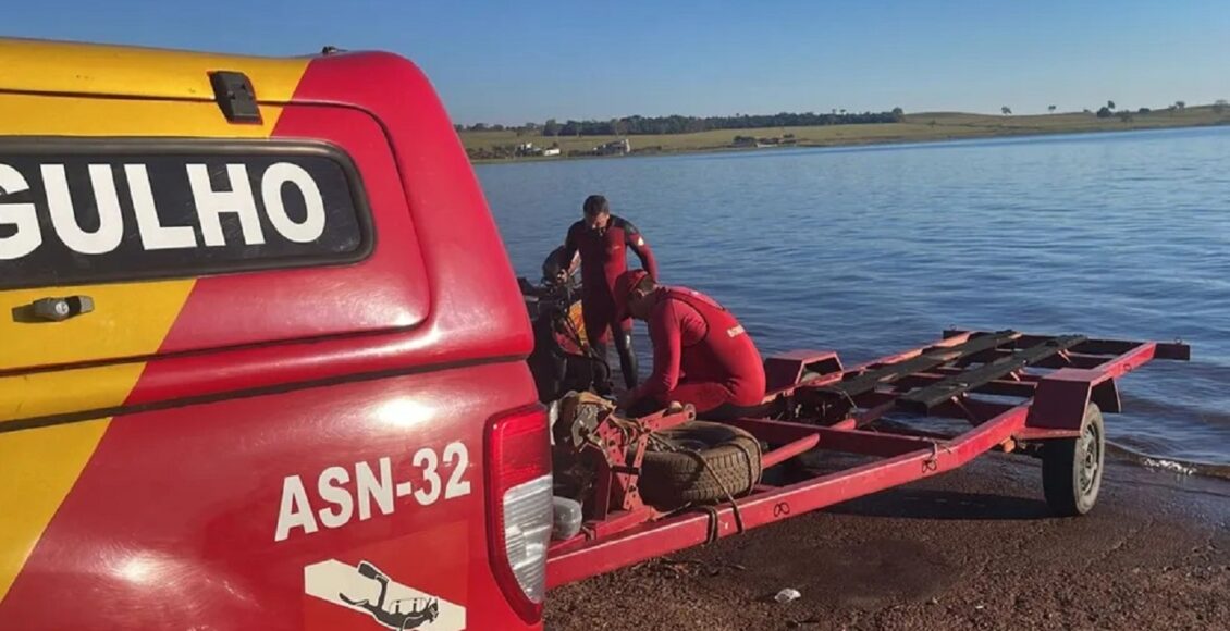 Bombeiros as margens de lago, resgate, afogamento