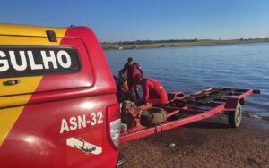 Bombeiros as margens de lago, resgate, afogamento