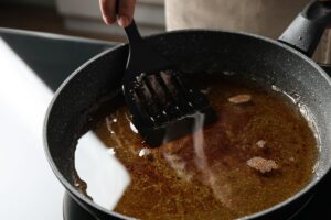 Óleo de Cozinha usado - Reprodução Canva