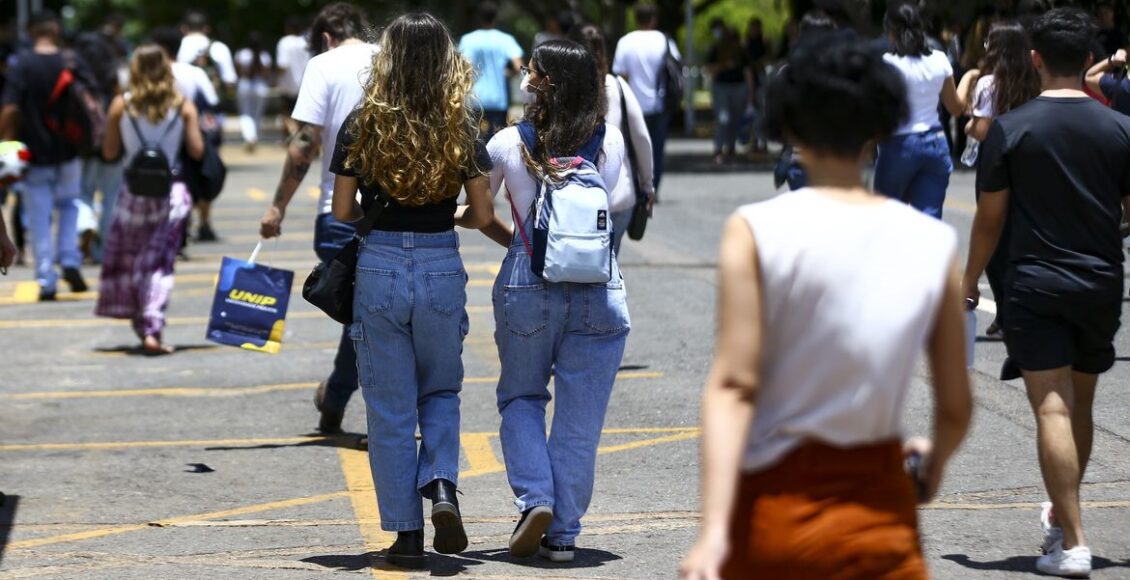 Pessoas atravessando faixa de pedestre enem