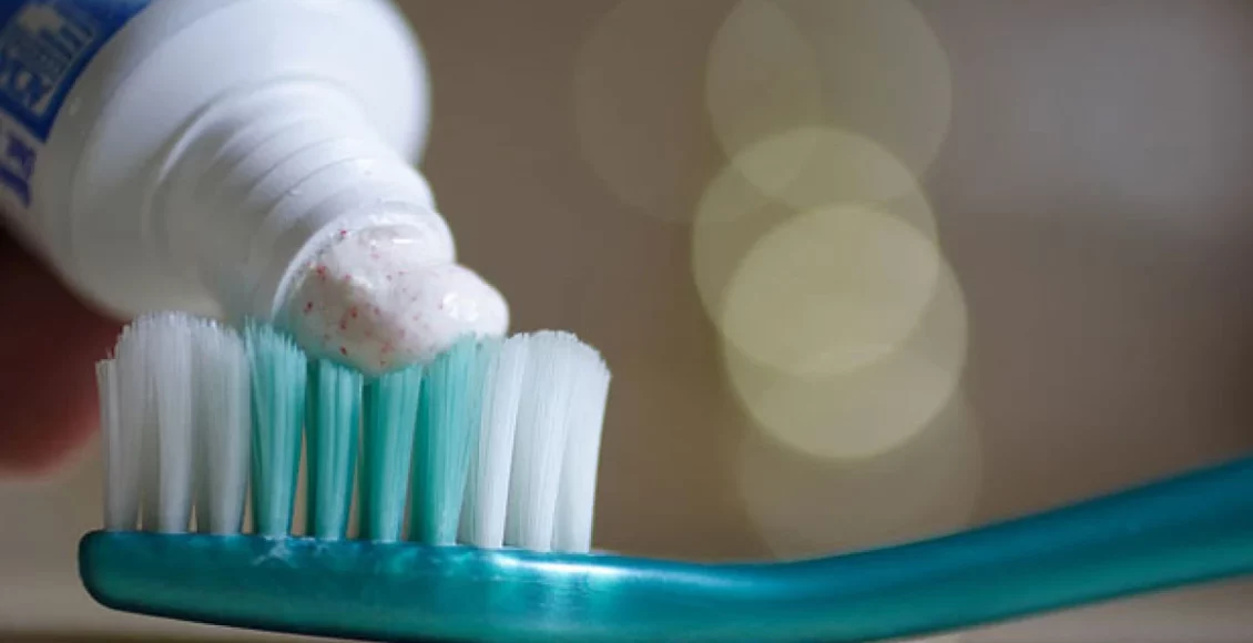 Dentes limpos de forma natural: faça sua própria pasta de dente caseira! - reprodução internet