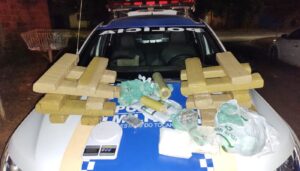 Viatura da polícia com material apreendido