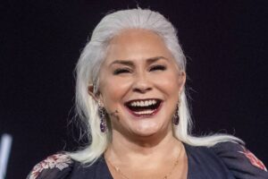 A cantora paraense Fafá de Belém sorrindo usando um microfone de lapela