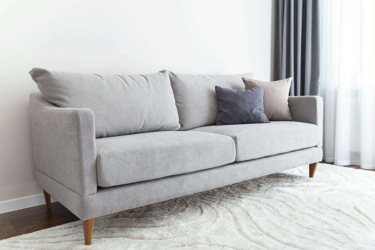 Aprenda a tirar manchas do sofá com esse truque infalível - reprodução