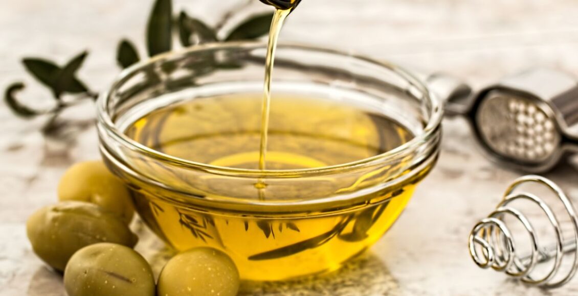 Azeite de oliva no rosto - Reprodução Canva