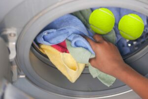 Bolas de tênis na maquina de lavar - Reprodução Canva