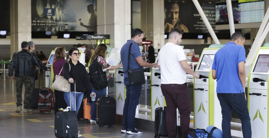 Imagem de passageiros em Aeroporto