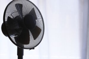 Noite com ventilador - Canva