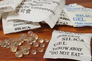 Não jogue fora os sachês de silica em gel: aprenda reutilizar