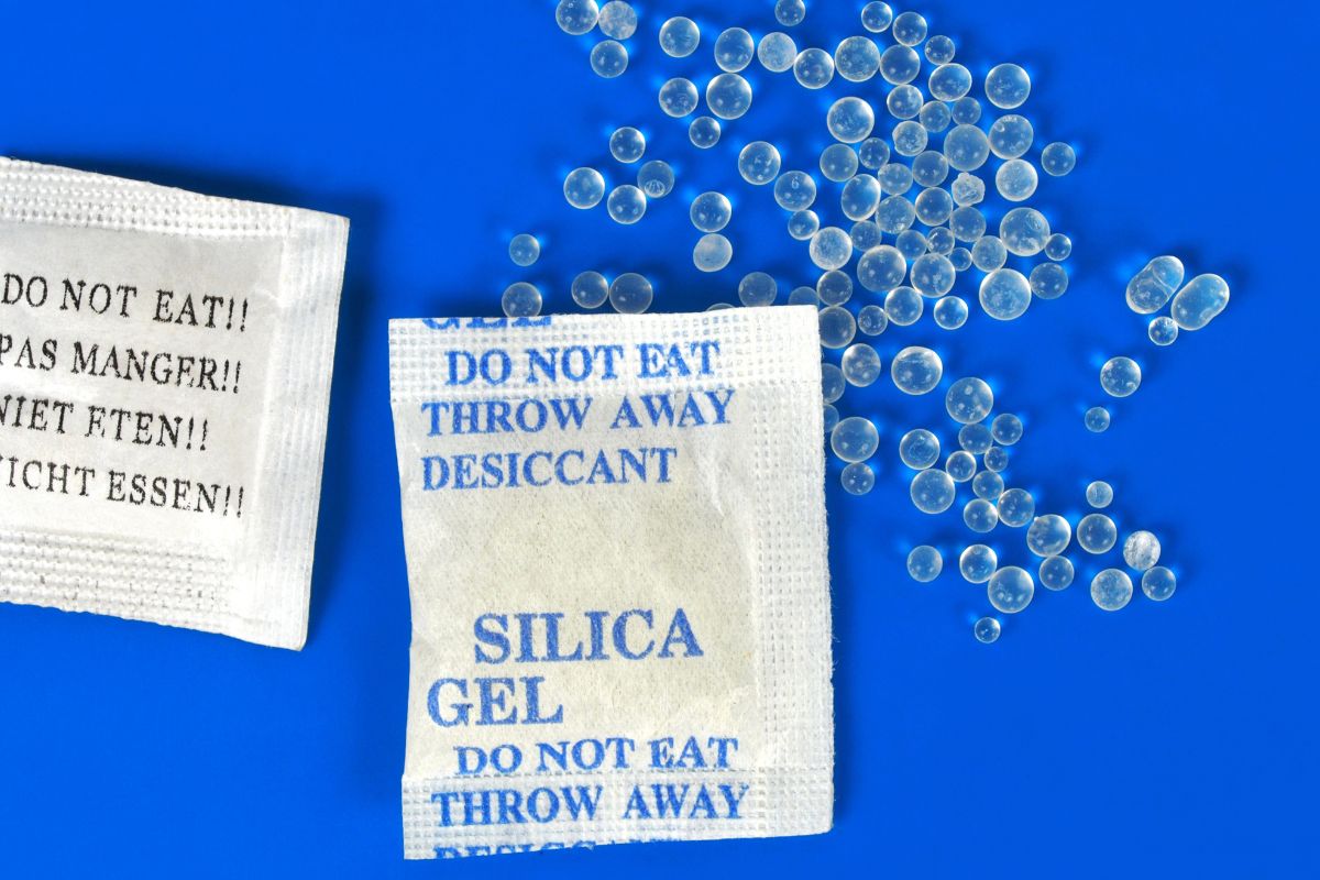 Não jogue fora os sachês de silica em gel: aprenda reutilizar