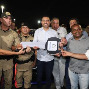 O vereador Joatan de Jesus com o governador Wanderlei Barbosa, representantes da polícia na passagem de comando da Policia Militar