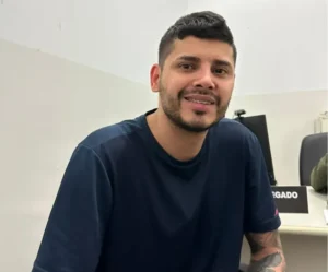 O preso Dad Charada sorrindo