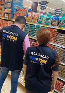 Fiscais do Procon Tocantins em supermercado