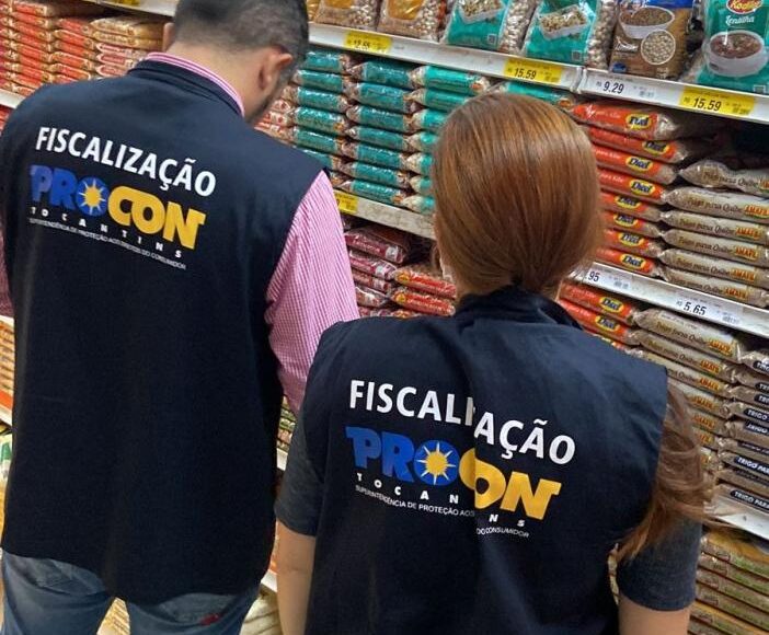 Fiscais do Procon Tocantins em supermercado