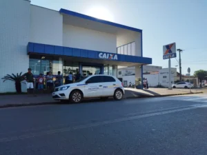 Carro da fiscalização do Procon-TO enfrente a Caixa Econômica de Colinas do Tocantins