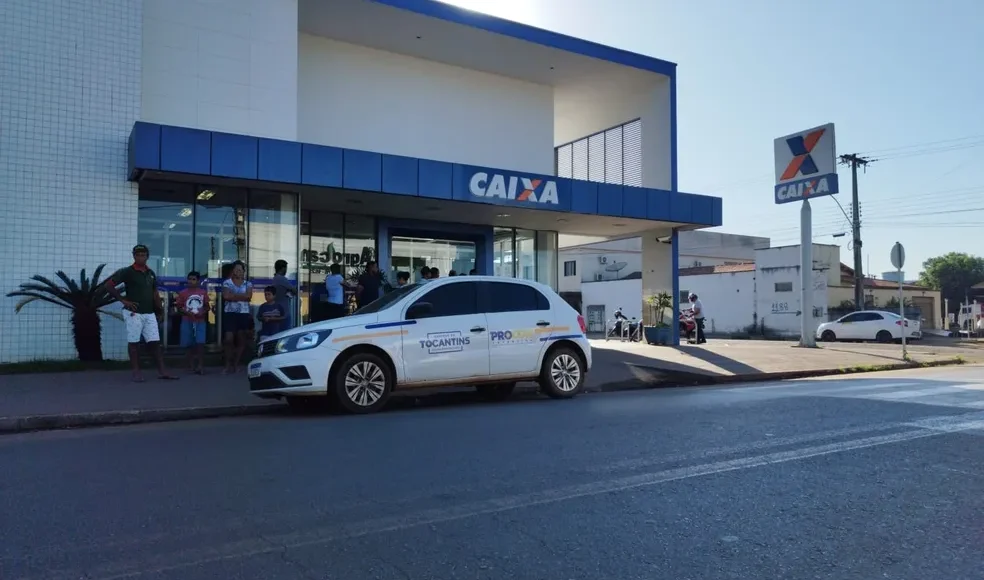 Carro da fiscalização do Procon-TO enfrente a Caixa Econômica de Colinas do Tocantins