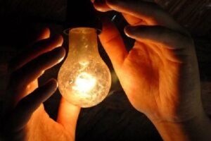 Londrina, quinta-feira, 6 de julho de 2023. Por Luciana Bataglia - Cancelado em 2019, o programa Luz para Todos, que levava energia elétrica para áreas rurais que ainda não tinham luz, está de volta. O que é o programa Luz para Todos? O programa Luz para Todos foi criado em 2003 para levar energia elétrica para área rural, onde o serviço ainda não estava disponível, ajudou milhões de pessoas. O governo federal suspendeu esse programa em 2019. Quando ele foi criado, o IBGE divulgou que milhares de casas da zona rural que não vivam com energia elétrica. A maioria dessas famílias eram de baixa renda, então não tinham como pagar uma alta conta de luz. Quando o programa volta? O presidente Lula afirmou, no último dia 3, que em julho, o governo lançará um Programa de Aceleração de Crescimento, que incluirá, além desse programa, muitos outros que serão bons para os brasileiros.  Ele disse que voltará com o 