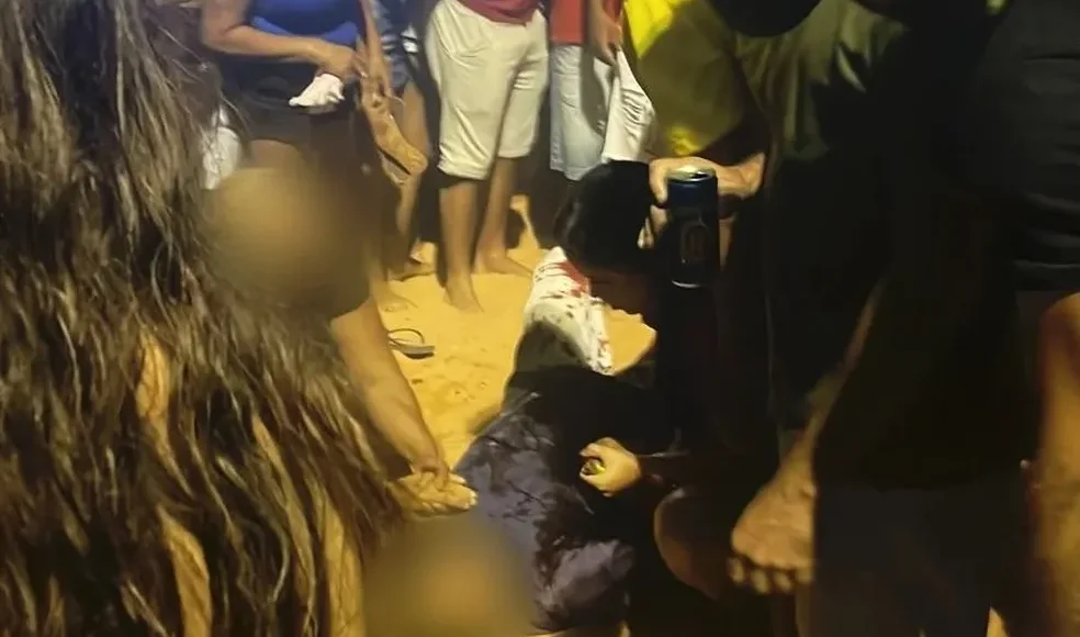 Homem baleado no chão na praia das Arnos em Palmas