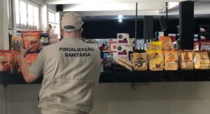fiscais da vigilância sanitária em panificadora