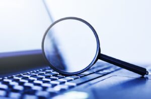 Lupa sobre teclado de notebook