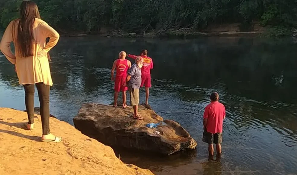 Bombeiros buscam encontrar adolescente na praia de Novo Acordo