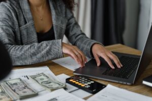como a educação financeira ajuda a poupar dinheiro?
