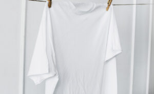 Mancha amarela na roupa branca? Veja como remover - Canva