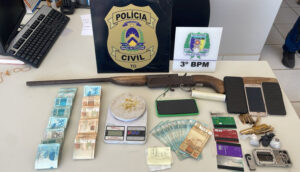 Operação Policial Apreende R$ 15 Mil, Drogas e Armas em Cumprimento de Mandados; Três Pessoas Presas
