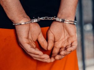 Homem é condenado a 12 anos de prisão por assassinato do ex-sogro, motivado por vingança contra a ex-companheira