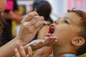 Novo esquema de vacinação contra poliomielite substitui gotinha por dose injetável para crianças até cinco anos